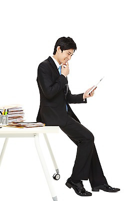 포토 JPG 스튜디오촬영 전신 라이프스타일 남자 종이 맨라이프 포즈 비즈니스 모션 탁자 실내 한명 미소 웃음 들기 누끼 사람 앉기 동양인 정장 20대 성인 라이프 비즈니스라이프 컴퓨터 태블릿 한국인 업무 직장인 비즈니스맨 작업실 책상 문서 파일 남자만 남자한명만 성인남자만 청년만 청년남자만 청년남자한명만 성인한명만 성인남자한명만 성인만 국내포토 직업 1 옷 가구 표정 인종 청년 내부 생활 전자제품 스마트기기 작업 파일형식