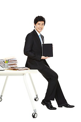 포토 JPG 스튜디오촬영 전신 라이프스타일 남자 종이 맨라이프 포즈 비즈니스 모션 탁자 실내 한명 미소 웃음 들기 누끼 사람 앉기 동양인 정장 20대 성인 라이프 비즈니스라이프 컴퓨터 태블릿 한국인 업무 직장인 비즈니스맨 작업실 책상 문서 파일 남자만 남자한명만 성인남자만 청년만 청년남자만 청년남자한명만 성인한명만 성인남자한명만 성인만 국내포토 직업 1 옷 가구 표정 인종 청년 내부 생활 전자제품 스마트기기 작업 파일형식