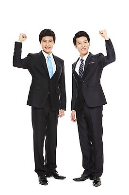 포토 JPG 스튜디오촬영 전신 라이프스타일 남자 맨라이프 포즈 비즈니스 모션 협력 함께함 실내 서기 미소 웃음 누끼 사람 동양인 정장 손짓 20대 성인 두명 라이프 비즈니스라이프 파이팅 한국인 도움 직장인 비즈니스맨 발전 목표 동료 열정 남자만 성인남자만 청년만 청년남자만 성인만 국내포토 직업 옷 감정 컨셉 관계 표정 인종 청년 내부 생활 파일형식