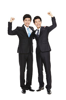 포토 JPG 스튜디오촬영 전신 라이프스타일 남자 맨라이프 포즈 비즈니스 모션 협력 함께함 실내 서기 미소 웃음 누끼 사람 동양인 정장 손짓 20대 성인 두명 라이프 비즈니스라이프 파이팅 한국인 도움 직장인 비즈니스맨 발전 목표 동료 열정 남자만 성인남자만 청년만 청년남자만 성인만 국내포토 직업 옷 감정 컨셉 관계 표정 인종 청년 내부 생활 파일형식