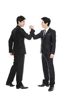 포토 JPG 스튜디오촬영 전신 라이프스타일 남자 맨라이프 포즈 비즈니스 모션 협력 함께함 실내 서기 미소 웃음 누끼 사람 동양인 정장 손짓 20대 성인 두명 라이프 비즈니스라이프 파이팅 한국인 도움 직장인 비즈니스맨 발전 목표 동료 열정 남자만 성인남자만 청년만 청년남자만 성인만 국내포토 직업 옷 감정 컨셉 관계 표정 인종 청년 내부 생활 파일형식