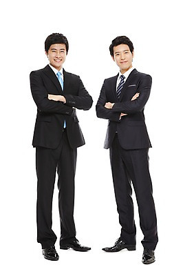 포토 JPG 스튜디오촬영 전신 라이프스타일 남자 맨라이프 포즈 비즈니스 모션 협력 함께함 실내 서기 미소 웃음 누끼 사람 동양인 정장 손짓 20대 성인 두명 라이프 비즈니스라이프 팔짱 한국인 도움 직장인 비즈니스맨 발전 목표 동료 열정 남자만 성인남자만 청년만 청년남자만 성인만 국내포토 직업 옷 감정 컨셉 관계 표정 인종 청년 내부 생활 파일형식