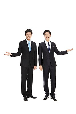 포토 JPG 스튜디오촬영 전신 라이프스타일 남자 맨라이프 포즈 비즈니스 모션 협력 안내 함께함 실내 서기 미소 웃음 누끼 사람 동양인 정장 20대 성인 두명 라이프 비즈니스라이프 한국인 도움 직장인 비즈니스맨 발전 목표 알림 동료 열정 남자만 성인남자만 청년만 청년남자만 성인만 국내포토 직업 옷 감정 컨셉 관계 표정 인종 청년 내부 생활 파일형식