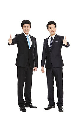 포토 JPG 스튜디오촬영 전신 라이프스타일 남자 맨라이프 포즈 비즈니스 모션 협력 함께함 실내 서기 웃음 누끼 사람 동양인 정장 손짓 20대 성인 두명 라이프 비즈니스라이프 한국인 최고 도움 직장인 비즈니스맨 발전 목표 동료 열정 남자만 성인남자만 청년만 청년남자만 성인만 국내포토 직업 옷 감정 컨셉 관계 표정 인종 청년 내부 생활 파일형식