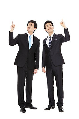 포토 JPG 스튜디오촬영 전신 라이프스타일 남자 맨라이프 포즈 비즈니스 모션 협력 함께함 실내 서기 미소 웃음 누끼 사람 동양인 정장 손짓 20대 성인 두명 라이프 비즈니스라이프 한국인 가리킴 도움 직장인 비즈니스맨 발전 목표 동료 열정 남자만 성인남자만 청년만 청년남자만 성인만 국내포토 직업 옷 감정 컨셉 관계 표정 인종 청년 내부 생활 파일형식