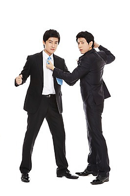 포토 JPG 스튜디오촬영 전신 라이프스타일 남자 맨라이프 포즈 비즈니스 모션 실내 서기 누끼 사람 동양인 정장 20대 성인 두명 라이프 비즈니스라이프 경쟁 한국인 직장인 비즈니스맨 라이벌 싸움 열정 멱살 남자만 성인남자만 청년만 청년남자만 성인만 국내포토 직업 옷 감정 컨셉 인종 청년 내부 생활 파일형식