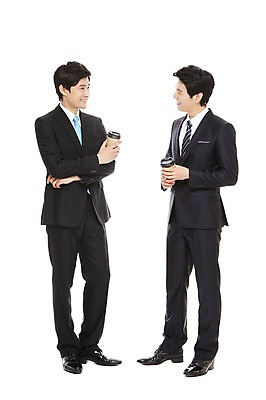 포토 JPG 스튜디오촬영 전신 라이프스타일 남자 커피 음료 맨라이프 포즈 비즈니스 모션 협력 티타임 휴식 함께함 실내 대화 서기 들기 누끼 사람 동양인 정장 20대 성인 두명 라이프 비즈니스라이프 한국인 도움 직장인 비즈니스맨 발전 목표 동료 열정 남자만 성인남자만 청년만 청년남자만 성인만 국내포토 직업 옷 감정 컨셉 관계 말하기 인종 청년 내부 생활 파일형식