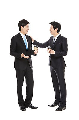 포토 JPG 스튜디오촬영 전신 라이프스타일 남자 커피 음료 맨라이프 포즈 비즈니스 모션 협력 티타임 휴식 함께함 실내 대화 서기 들기 누끼 사람 동양인 정장 20대 성인 두명 라이프 비즈니스라이프 한국인 도움 직장인 비즈니스맨 발전 목표 동료 열정 남자만 성인남자만 청년만 청년남자만 성인만 국내포토 직업 옷 감정 컨셉 관계 말하기 인종 청년 내부 생활 파일형식