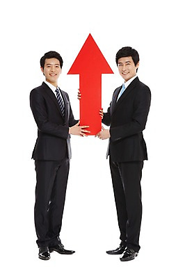 포토 JPG 스튜디오촬영 전신 라이프스타일 남자 맨라이프 포즈 비즈니스 모션 성공 실내 서기 웃음 들기 누끼 사람 동양인 정장 20대 성인 두명 라이프 비즈니스라이프 기쁨 한국인 우승 직장인 비즈니스맨 상승 수익 남자만 성인남자만 청년만 청년남자만 성인만 국내포토 직업 옷 감정 컨셉 표정 인종 청년 내부 생활 경제 최고 파일형식