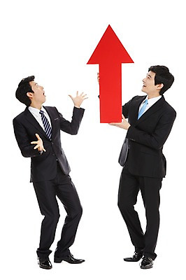 포토 JPG 스튜디오촬영 전신 라이프스타일 남자 맨라이프 포즈 비즈니스 모션 성공 실내 서기 웃음 들기 누끼 사람 동양인 정장 손짓 20대 성인 두명 라이프 비즈니스라이프 기쁨 한국인 우승 직장인 비즈니스맨 상승 수익 남자만 성인남자만 청년만 청년남자만 성인만 국내포토 직업 옷 감정 컨셉 표정 인종 청년 내부 생활 경제 최고 파일형식