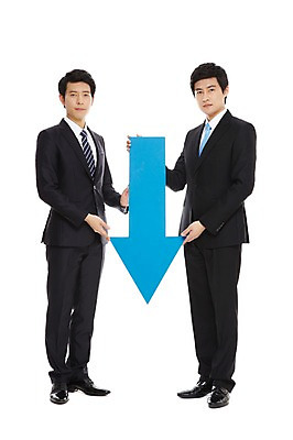 포토 JPG 스튜디오촬영 전신 라이프스타일 남자 화살표 맨라이프 포즈 비즈니스 모션 실내 서기 들기 누끼 사람 동양인 정장 20대 성인 두명 라이프 비즈니스라이프 한국인 슬픔 우승 직장인 비즈니스맨 신장 실패 좌절 하락 키_신체 수익 적자 남자만 성인남자만 청년만 청년남자만 성인만 국내포토 직업 옷 감정 컨셉 신체 인종 청년 내부 생활 경제 최고 비뇨기관 파일형식