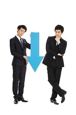 포토 JPG 스튜디오촬영 전신 라이프스타일 남자 화살표 맨라이프 포즈 비즈니스 모션 실내 서기 들기 누끼 사람 동양인 정장 손짓 20대 성인 두명 라이프 비즈니스라이프 한국인 슬픔 우승 직장인 비즈니스맨 신장 실패 좌절 하락 키_신체 수익 적자 남자만 성인남자만 청년만 청년남자만 성인만 국내포토 직업 옷 감정 컨셉 신체 인종 청년 내부 생활 경제 최고 비뇨기관 파일형식