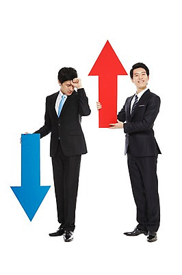 포토 JPG 스튜디오촬영 전신 라이프스타일 남자 화살표 맨라이프 포즈 비즈니스 모션 성공 실내 서기 미소 웃음 들기 누끼 사람 동양인 정장 20대 성인 두명 라이프 비즈니스라이프 기쁨 한국인 슬픔 우승 직장인 비즈니스맨 신장 실패 좌절 하락 키_신체 상승 수익 적자 남자만 성인남자만 청년만 청년남자만 성인만 국내포토 직업 옷 감정 컨셉 신체 표정 인종 청년 내부 생활 경제 최고 비뇨기관 파일형식