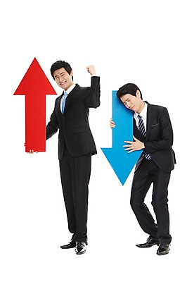 포토 JPG 스튜디오촬영 전신 라이프스타일 남자 화살표 맨라이프 포즈 비즈니스 모션 성공 실내 서기 미소 웃음 들기 누끼 사람 동양인 정장 손짓 20대 성인 두명 라이프 비즈니스라이프 기쁨 한국인 슬픔 우승 직장인 비즈니스맨 신장 실패 좌절 하락 키_신체 상승 수익 적자 남자만 성인남자만 청년만 청년남자만 성인만 국내포토 직업 옷 감정 컨셉 신체 표정 인종 청년 내부 생활 경제 최고 비뇨기관 파일형식