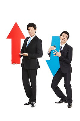 포토 JPG 스튜디오촬영 전신 라이프스타일 남자 맨라이프 포즈 비즈니스 모션 성공 실내 서기 웃음 들기 누끼 사람 동양인 정장 20대 성인 두명 라이프 비즈니스라이프 기쁨 한국인 우승 직장인 비즈니스맨 상승 수익 남자만 성인남자만 청년만 청년남자만 성인만 국내포토 직업 옷 감정 컨셉 표정 인종 청년 내부 생활 경제 최고 파일형식