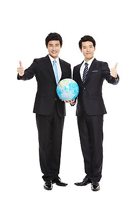 포토 JPG 스튜디오촬영 전신 라이프스타일 남자 맨라이프 포즈 비즈니스 모션 성공 실내 서기 미소 웃음 들기 누끼 사람 동양인 정장 손짓 20대 성인 두명 라이프 비즈니스라이프 글로벌 지구본 글로벌비즈니스 기쁨 한국인 우승 직장인 비즈니스맨 남자만 성인남자만 청년만 청년남자만 성인만 국내포토 직업 옷 감정 컨셉 표정 인종 청년 내부 생활 최고 파일형식