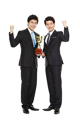 포토 JPG 스튜디오촬영 전신 라이프스타일 남자 맨라이프 포즈 비즈니스 모션 성공 실내 서기 웃음 들기 누끼 사람 동양인 정장 손짓 20대 성인 두명 라이프 비즈니스라이프 기쁨 한국인 우승 직장인 비즈니스맨 상 트로피 남자만 성인남자만 청년만 청년남자만 성인만 국내포토 직업 옷 감정 컨셉 표정 인종 청년 내부 생활 최고 상_우승 상패 파일형식