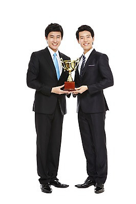 포토 JPG 스튜디오촬영 전신 라이프스타일 남자 맨라이프 포즈 비즈니스 모션 성공 실내 서기 웃음 들기 누끼 사람 동양인 정장 20대 성인 두명 라이프 비즈니스라이프 기쁨 한국인 우승 직장인 비즈니스맨 상 트로피 남자만 성인남자만 청년만 청년남자만 성인만 국내포토 직업 옷 감정 컨셉 표정 인종 청년 내부 생활 최고 상_우승 상패 파일형식