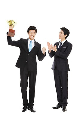 포토 JPG 스튜디오촬영 전신 라이프스타일 남자 맨라이프 포즈 비즈니스 모션 성공 실내 서기 웃음 들기 누끼 사람 동양인 정장 손짓 20대 성인 두명 라이프 비즈니스라이프 기쁨 한국인 우승 직장인 비즈니스맨 상 트로피 남자만 성인남자만 청년만 청년남자만 성인만 국내포토 직업 옷 감정 컨셉 표정 인종 청년 내부 생활 최고 상_우승 상패 파일형식