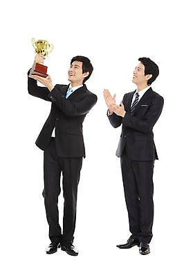 포토 JPG 스튜디오촬영 전신 라이프스타일 남자 맨라이프 포즈 비즈니스 모션 성공 실내 서기 웃음 들기 누끼 사람 동양인 정장 손짓 20대 성인 두명 라이프 비즈니스라이프 기쁨 한국인 우승 직장인 비즈니스맨 상 트로피 남자만 성인남자만 청년만 청년남자만 성인만 국내포토 직업 옷 감정 컨셉 표정 인종 청년 내부 생활 최고 상_우승 상패 파일형식