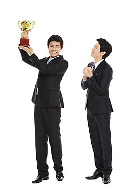 포토 JPG 스튜디오촬영 전신 라이프스타일 남자 맨라이프 포즈 비즈니스 모션 성공 실내 서기 웃음 들기 누끼 사람 동양인 정장 손짓 20대 성인 두명 라이프 비즈니스라이프 기쁨 한국인 우승 직장인 비즈니스맨 상 트로피 남자만 성인남자만 청년만 청년남자만 성인만 국내포토 직업 옷 감정 컨셉 표정 인종 청년 내부 생활 최고 상_우승 상패 파일형식