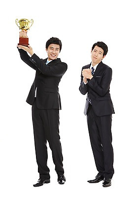 포토 JPG 스튜디오촬영 전신 라이프스타일 남자 맨라이프 포즈 비즈니스 모션 성공 실내 서기 웃음 들기 누끼 사람 동양인 정장 손짓 20대 성인 두명 라이프 비즈니스라이프 기쁨 한국인 우승 직장인 비즈니스맨 상 트로피 남자만 성인남자만 청년만 청년남자만 성인만 국내포토 직업 옷 감정 컨셉 표정 인종 청년 내부 생활 최고 상_우승 상패 파일형식
