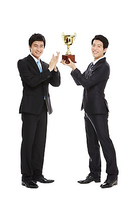 포토 JPG 스튜디오촬영 전신 라이프스타일 남자 맨라이프 포즈 비즈니스 모션 성공 실내 서기 웃음 들기 누끼 사람 동양인 정장 손짓 20대 성인 두명 라이프 비즈니스라이프 기쁨 한국인 우승 직장인 비즈니스맨 상 트로피 남자만 성인남자만 청년만 청년남자만 성인만 국내포토 직업 옷 감정 컨셉 표정 인종 청년 내부 생활 최고 상_우승 상패 파일형식