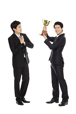 포토 JPG 스튜디오촬영 전신 라이프스타일 남자 맨라이프 포즈 비즈니스 모션 성공 실내 서기 웃음 들기 누끼 사람 동양인 정장 손짓 20대 성인 두명 라이프 비즈니스라이프 기쁨 한국인 우승 직장인 비즈니스맨 상 트로피 남자만 성인남자만 청년만 청년남자만 성인만 국내포토 직업 옷 감정 컨셉 표정 인종 청년 내부 생활 최고 상_우승 상패 파일형식