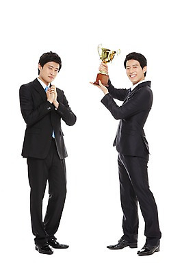 포토 JPG 스튜디오촬영 전신 라이프스타일 남자 맨라이프 포즈 비즈니스 모션 성공 실내 서기 웃음 들기 누끼 사람 동양인 정장 손짓 20대 성인 두명 라이프 비즈니스라이프 기쁨 한국인 우승 직장인 비즈니스맨 상 트로피 남자만 성인남자만 청년만 청년남자만 성인만 국내포토 직업 옷 감정 컨셉 표정 인종 청년 내부 생활 최고 상_우승 상패 파일형식