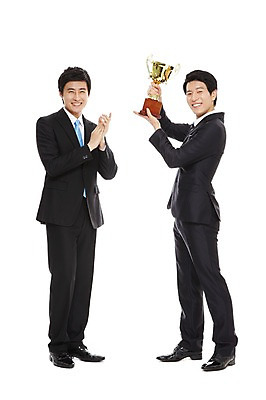 포토 JPG 스튜디오촬영 전신 라이프스타일 남자 맨라이프 포즈 비즈니스 모션 성공 실내 서기 웃음 들기 누끼 사람 동양인 정장 손짓 20대 성인 두명 라이프 비즈니스라이프 기쁨 한국인 우승 직장인 비즈니스맨 상 트로피 남자만 성인남자만 청년만 청년남자만 성인만 국내포토 직업 옷 감정 컨셉 표정 인종 청년 내부 생활 최고 상_우승 상패 파일형식