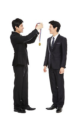 포토 JPG 스튜디오촬영 전신 라이프스타일 남자 맨라이프 포즈 비즈니스 모션 성공 실내 서기 웃음 들기 누끼 사람 동양인 정장 20대 성인 두명 라이프 비즈니스라이프 기쁨 한국인 우승 직장인 비즈니스맨 상 메달 남자만 성인남자만 청년만 청년남자만 성인만 국내포토 직업 옷 감정 컨셉 표정 인종 청년 내부 생활 최고 상패 상_상패 파일형식