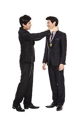 포토 JPG 스튜디오촬영 전신 라이프스타일 남자 맨라이프 포즈 비즈니스 모션 성공 실내 서기 웃음 들기 누끼 사람 동양인 정장 20대 성인 두명 라이프 비즈니스라이프 기쁨 한국인 우승 직장인 비즈니스맨 상 메달 남자만 성인남자만 청년만 청년남자만 성인만 국내포토 직업 옷 감정 컨셉 표정 인종 청년 내부 생활 최고 상패 상_상패 파일형식