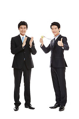 포토 JPG 스튜디오촬영 전신 라이프스타일 남자 맨라이프 포즈 비즈니스 모션 성공 실내 서기 웃음 들기 누끼 사람 동양인 정장 손짓 20대 성인 두명 라이프 비즈니스라이프 기쁨 한국인 우승 직장인 비즈니스맨 상 메달 남자만 성인남자만 청년만 청년남자만 성인만 국내포토 직업 옷 감정 컨셉 표정 인종 청년 내부 생활 최고 상패 상_상패 파일형식