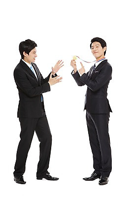 포토 JPG 스튜디오촬영 전신 라이프스타일 남자 맨라이프 포즈 비즈니스 모션 성공 실내 서기 웃음 들기 누끼 사람 동양인 정장 손짓 20대 성인 두명 라이프 비즈니스라이프 기쁨 한국인 우승 직장인 비즈니스맨 상 메달 남자만 성인남자만 청년만 청년남자만 성인만 국내포토 직업 옷 감정 컨셉 표정 인종 청년 내부 생활 최고 상패 상_상패 파일형식