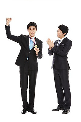 포토 JPG 스튜디오촬영 전신 라이프스타일 남자 맨라이프 포즈 비즈니스 모션 성공 실내 서기 웃음 들기 누끼 사람 동양인 정장 손짓 20대 성인 두명 라이프 비즈니스라이프 기쁨 한국인 우승 직장인 비즈니스맨 상 메달 남자만 성인남자만 청년만 청년남자만 성인만 국내포토 직업 옷 감정 컨셉 표정 인종 청년 내부 생활 최고 상패 상_상패 파일형식