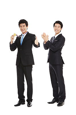 포토 JPG 스튜디오촬영 전신 라이프스타일 남자 맨라이프 포즈 비즈니스 모션 성공 실내 서기 웃음 들기 누끼 사람 동양인 정장 손짓 20대 성인 두명 라이프 비즈니스라이프 기쁨 한국인 우승 직장인 비즈니스맨 상 메달 남자만 성인남자만 청년만 청년남자만 성인만 국내포토 직업 옷 감정 컨셉 표정 인종 청년 내부 생활 최고 상패 상_상패 파일형식