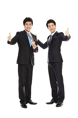포토 JPG 스튜디오촬영 전신 라이프스타일 남자 맨라이프 포즈 비즈니스 모션 성공 실내 서기 웃음 들기 누끼 사람 동양인 정장 손짓 20대 성인 두명 라이프 비즈니스라이프 기쁨 한국인 우승 직장인 비즈니스맨 상 메달 남자만 성인남자만 청년만 청년남자만 성인만 국내포토 직업 옷 감정 컨셉 표정 인종 청년 내부 생활 최고 상패 상_상패 파일형식