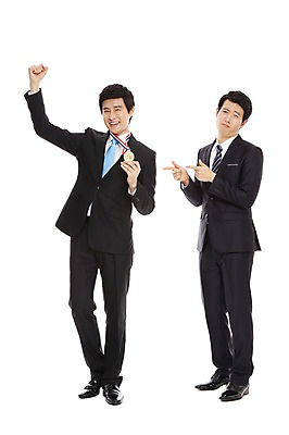 포토 JPG 스튜디오촬영 전신 라이프스타일 남자 맨라이프 포즈 비즈니스 모션 성공 실내 서기 웃음 들기 누끼 사람 동양인 정장 손짓 20대 성인 두명 라이프 비즈니스라이프 기쁨 한국인 우승 직장인 비즈니스맨 상 메달 남자만 성인남자만 청년만 청년남자만 성인만 국내포토 직업 옷 감정 컨셉 표정 인종 청년 내부 생활 최고 상패 상_상패 파일형식