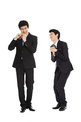 포토 JPG 스튜디오촬영 전신 라이프스타일 남자 맨라이프 포즈 비즈니스 모션 성공 실내 서기 들기 누끼 사람 동양인 정장 손짓 20대 성인 두명 라이프 비즈니스라이프 기쁨 한국인 우승 직장인 비즈니스맨 상 메달 남자만 성인남자만 청년만 청년남자만 성인만 국내포토 직업 옷 감정 컨셉 인종 청년 내부 생활 최고 상패 상_상패 파일형식