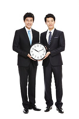 포토 JPG 스튜디오촬영 전신 라이프스타일 남자 시계 맨라이프 포즈 비즈니스 모션 협력 함께함 실내 서기 미소 웃음 들기 누끼 사람 동양인 정장 20대 성인 두명 라이프 비즈니스라이프 한국인 시간 도움 직장인 비즈니스맨 발전 목표 벽시계 동료 열정 시간관리 남자만 성인남자만 청년만 청년남자만 성인만 국내포토 직업 옷 감정 컨셉 관계 표정 인종 청년 내부 생활 파일형식