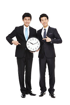 포토 JPG 스튜디오촬영 전신 라이프스타일 남자 시계 맨라이프 포즈 비즈니스 모션 협력 함께함 실내 서기 미소 웃음 들기 누끼 사람 동양인 정장 손짓 20대 성인 두명 라이프 비즈니스라이프 한국인 가리킴 시간 도움 직장인 비즈니스맨 발전 목표 벽시계 동료 열정 시간관리 남자만 성인남자만 청년만 청년남자만 성인만 국내포토 직업 옷 감정 컨셉 관계 표정 인종 청년 내부 생활 파일형식