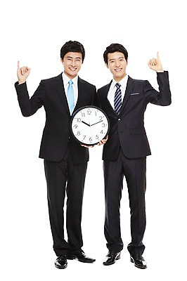 포토 JPG 스튜디오촬영 전신 라이프스타일 남자 시계 맨라이프 포즈 비즈니스 모션 협력 함께함 실내 서기 미소 웃음 들기 누끼 사람 동양인 정장 20대 성인 두명 라이프 비즈니스라이프 한국인 시간 도움 직장인 비즈니스맨 발전 목표 벽시계 동료 약속 열정 시간관리 새끼손가락 남자만 성인남자만 청년만 청년남자만 성인만 국내포토 직업 옷 감정 컨셉 관계 표정 인종 청년 내부 생활 파일형식