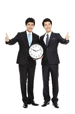 포토 JPG 스튜디오촬영 전신 라이프스타일 남자 시계 맨라이프 포즈 비즈니스 모션 협력 함께함 실내 서기 웃음 들기 누끼 사람 동양인 정장 손짓 20대 성인 두명 라이프 비즈니스라이프 한국인 시간 최고 도움 직장인 비즈니스맨 발전 목표 벽시계 동료 열정 시간관리 남자만 성인남자만 청년만 청년남자만 성인만 국내포토 직업 옷 감정 컨셉 관계 표정 인종 청년 내부 생활 파일형식