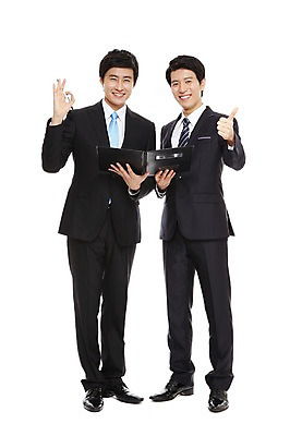 포토 JPG 스튜디오촬영 전신 라이프스타일 남자 맨라이프 포즈 비즈니스 모션 협력 함께함 실내 서기 미소 웃음 들기 누끼 사람 동양인 정장 손짓 20대 성인 두명 라이프 비즈니스라이프 필기구 펜 볼펜 한국인 엄지손가락 최고 업무 도움 직장인 비즈니스맨 작업실 발전 목표 OK 동료 열정 결재 결재판 남자만 성인남자만 청년만 청년남자만 성인만 국내포토 직업 옷 감정 컨셉 손가락 관계 문구용품 표정 인종 청년 내부 생활 작업 파일형식