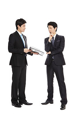 포토 JPG 스튜디오촬영 전신 라이프스타일 남자 맨라이프 포즈 비즈니스 모션 실내 서기 들기 누끼 사람 동양인 정장 20대 성인 두명 라이프 비즈니스라이프 필기구 펜 볼펜 한국인 직장인 비즈니스맨 상사 꾸지람 직원 부하 결재 결재판 지적 서류판 남자만 성인남자만 청년만 청년남자만 성인만 국내포토 직업 옷 문구용품 인종 청년 내부 생활 사무용품 체벌 파일형식