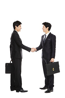 포토 JPG 스튜디오촬영 전신 라이프스타일 남자 맨라이프 포즈 서류가방 가방 비즈니스 모션 성공 회의 협력 악수 실내 협상 서기 미소 웃음 들기 누끼 사람 동양인 정장 손짓 20대 성인 두명 라이프 비즈니스라이프 마주보기 거래 모임 한국인 직장인 비즈니스맨 목표 계획 열정 남자만 성인남자만 청년만 청년남자만 성인만 국내포토 직업 잡화 옷 감정 컨셉 표정 인종 청년 내부 생활 파일형식