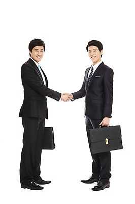 포토 JPG 스튜디오촬영 전신 라이프스타일 남자 맨라이프 포즈 서류가방 가방 비즈니스 모션 성공 회의 협력 악수 실내 협상 서기 미소 웃음 들기 누끼 사람 동양인 정장 손짓 20대 성인 두명 라이프 비즈니스라이프 마주보기 거래 모임 한국인 직장인 비즈니스맨 목표 계획 열정 남자만 성인남자만 청년만 청년남자만 성인만 국내포토 직업 잡화 옷 감정 컨셉 표정 인종 청년 내부 생활 파일형식