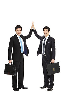 포토 JPG 스튜디오촬영 전신 라이프스타일 남자 맨라이프 포즈 서류가방 가방 비즈니스 모션 성공 회의 실내 서기 미소 웃음 들기 누끼 사람 동양인 정장 손짓 20대 성인 두명 라이프 비즈니스라이프 파이팅 모임 한국인 직장인 비즈니스맨 목표 계획 열정 남자만 성인남자만 청년만 청년남자만 성인만 국내포토 직업 잡화 옷 감정 컨셉 표정 인종 청년 내부 생활 파일형식