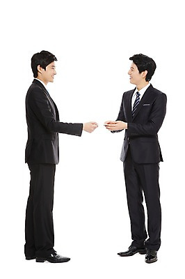 포토 JPG 스튜디오촬영 전신 라이프스타일 남자 맨라이프 포즈 비즈니스 모션 명함 성공 회의 실내 대화 서기 들기 누끼 사람 동양인 정장 20대 성인 두명 라이프 비즈니스라이프 모임 한국인 직장인 비즈니스맨 목표 계획 열정 남자만 성인남자만 청년만 청년남자만 성인만 국내포토 직업 옷 감정 컨셉 말하기 인종 청년 내부 생활 파일형식