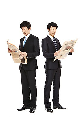 포토 JPG 스튜디오촬영 전신 라이프스타일 남자 맨라이프 포즈 비즈니스 모션 협력 함께함 실내 서기 들기 누끼 사람 동양인 정장 20대 성인 두명 라이프 비즈니스라이프 한국인 도움 직장인 비즈니스맨 신문 발전 신문읽기 목표 동료 열정 남자만 성인남자만 청년만 청년남자만 성인만 국내포토 직업 옷 감정 컨셉 관계 인종 청년 내부 생활 간행물 뉴스 읽기 파일형식